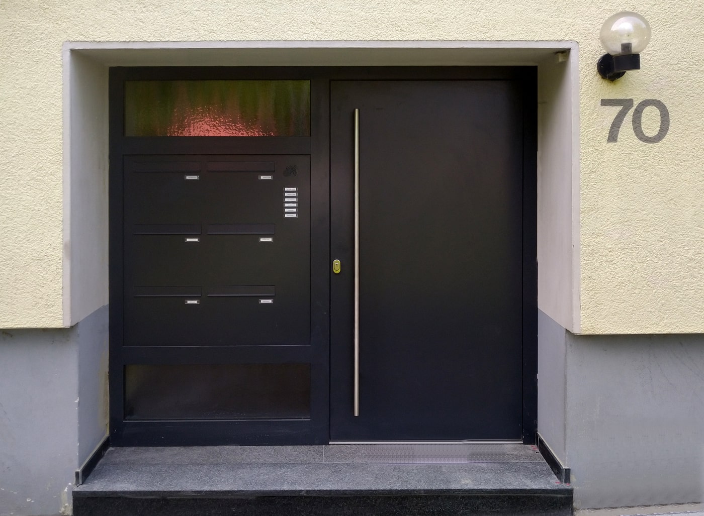 Aluminium-Haustüren Referenz BV. Bergander Dollendorfstraße Aluhaustür mit Briefkastenanlage - Foto nach Austausch